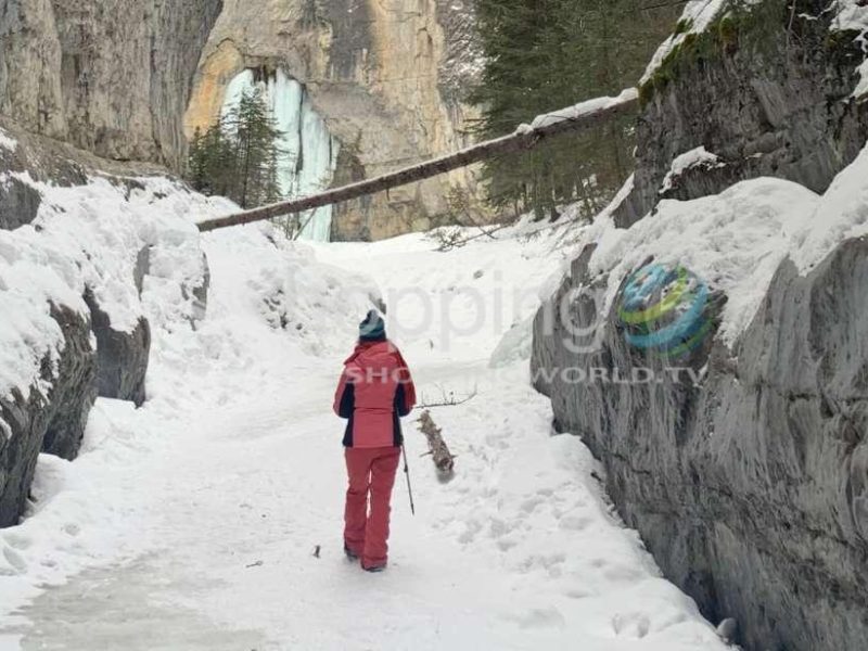 Canyons and cave paintings hiking tour - ice cleats included in Canmore - Tour in  Canmore