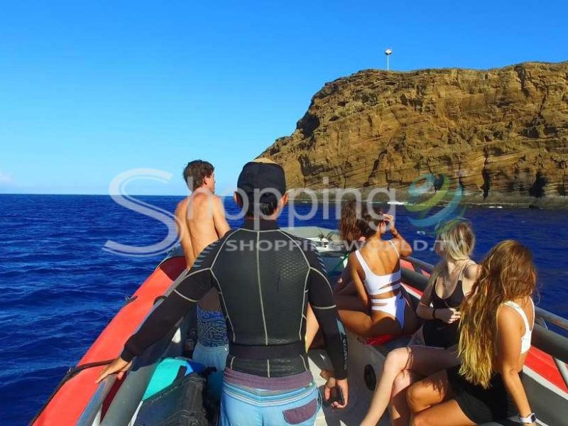 Molokini crater snorkeling sailboat trip with drinks in USA - Tour in